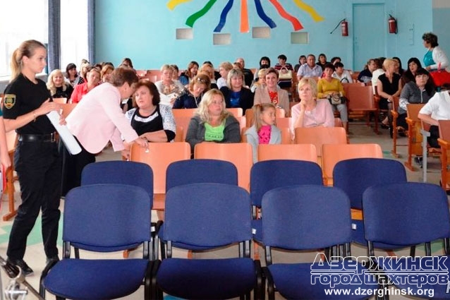 Инспекторы ювенальной превенции пообщались с родителями учеников школы-лицея в Торецке