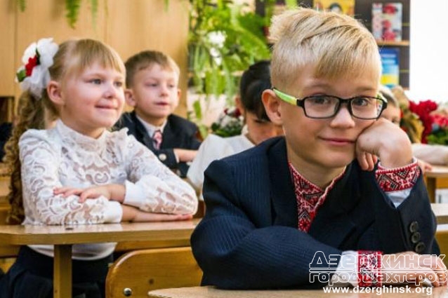 Украинские первоклассники начнут учебу без учебников и печатных тетрадей