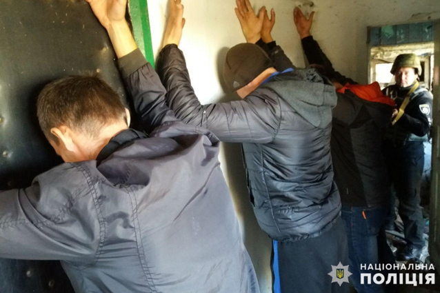 В прифронтовом Торецке полицейские провели масштабную учебную спецоперацию