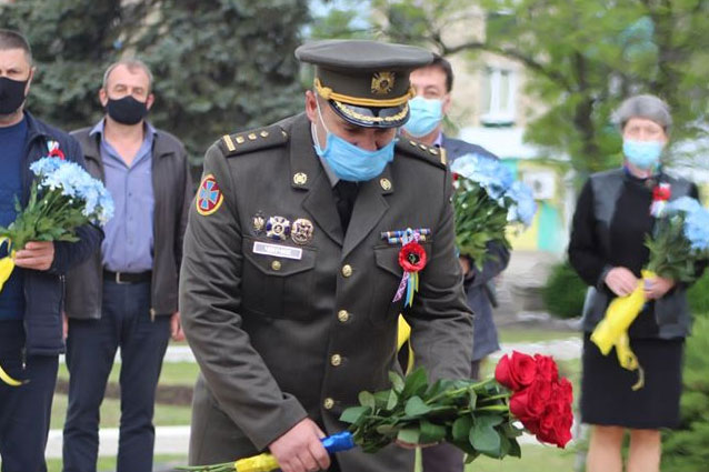 Руководители ВГА Торецка возложили цветы к мемориалу 