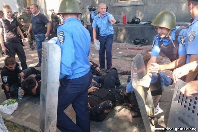 В результате взрыва под зданием парламета пострадали около 100 бойцов ВСУ