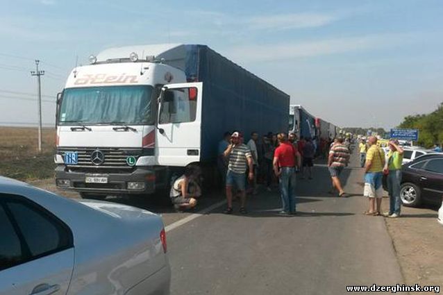 Застрявшие в районе Чаплинки дальнобойщики о блокаде Крыма