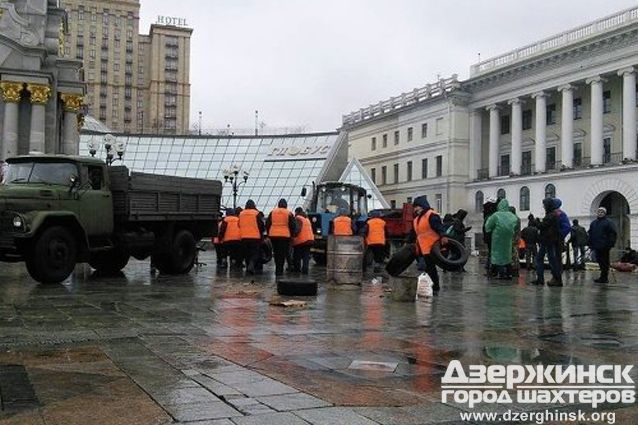 На Майдане начался демонтаж палаточного городка