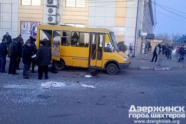Один человек погиб и один ранен при взрыве в маршрутном такси в Макеевке – МВД
