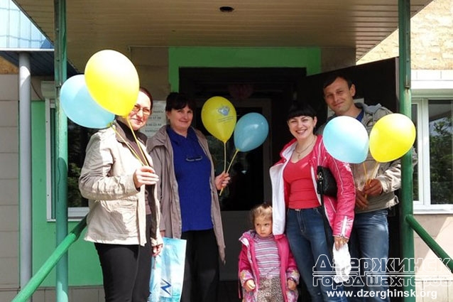 В Торецке волонтеры БФ Александра Романовского поздравили жителей города с Днем семьи