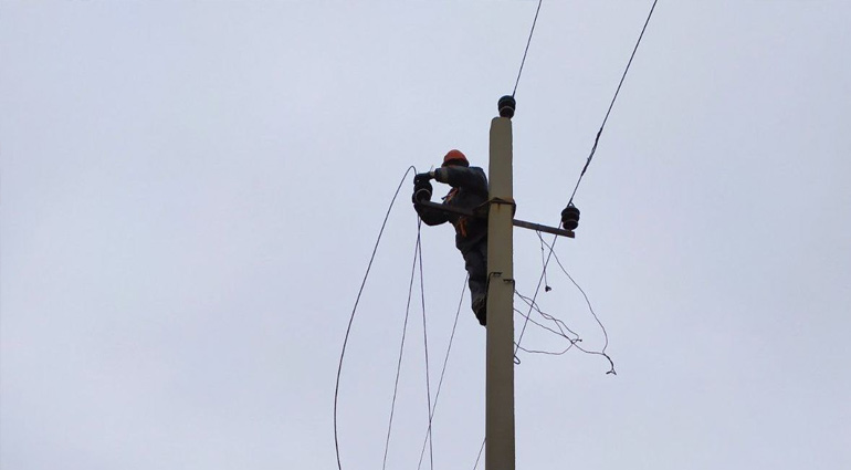 ДТЭК Донецкие электросети за сутки вернул свет 15 тысячам семей