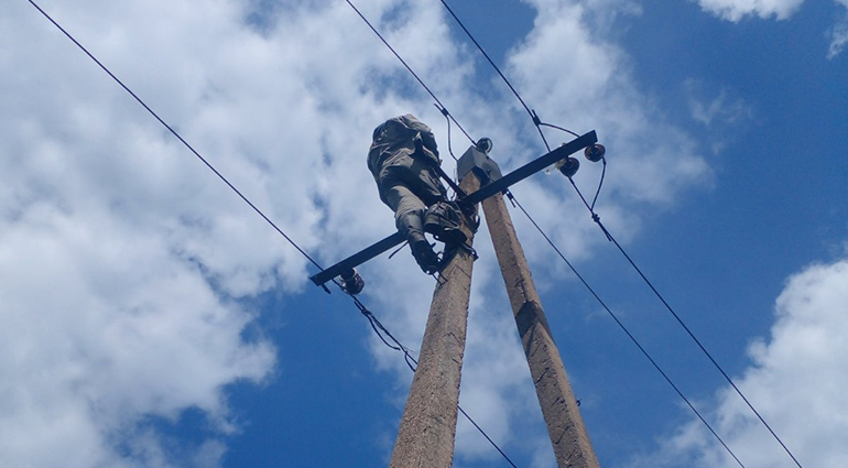 ДТЭК Донецкие электросети вернули свет жителям 10 населенных пунктов, пострадавших из-за обстрелов