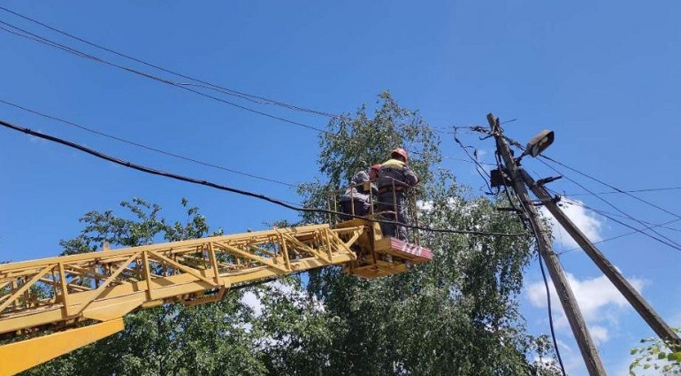 ДТЭК Донецкие электросети удалось вернуть свет в 33 населенных пункта за двое суток