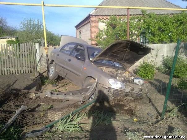 В Донецке «Ланос» врезался в забор и перевернулся