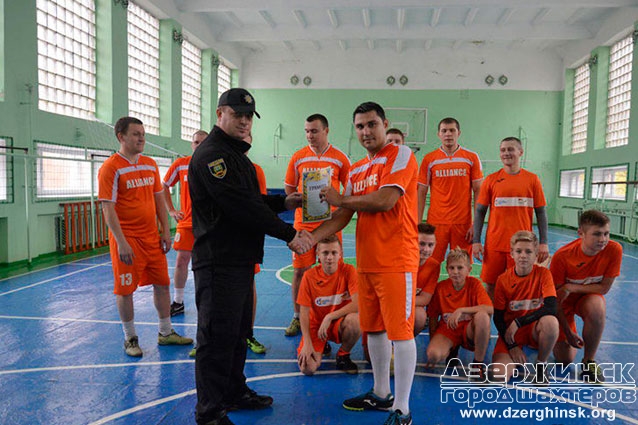 В Торецке прошел товарищеский матч по мини-футболу между полицейскими и участниками молодежного движения