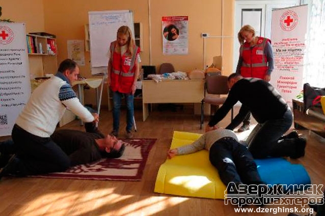 Полицейские готовятся оказывать первую помощь пострадавшим в Донецкой области