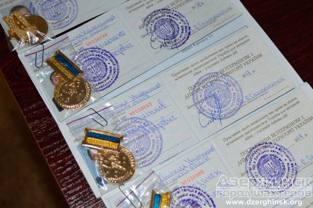 Краматорские полицейские получили удостоверения участников боевых действий Краматорские полицейские получили удостоверения участников боевых действий