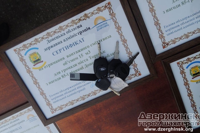 Руководителю ВГА г.Торецка вручены сертификат и ключи от мусоровоза