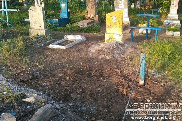 В Донецкой области от обстрелов покоя нет даже мертвым В Донецкой области от обстрелов покоя нет даже мертвым