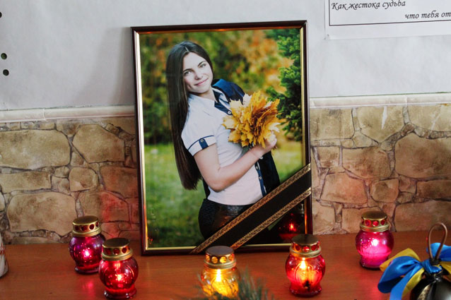 В Торецке простились со школьницей, погибшей во время обстрела