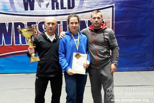 Спортсменки Донетчины получили кубок на чемпионате Украины по вольной борьбе