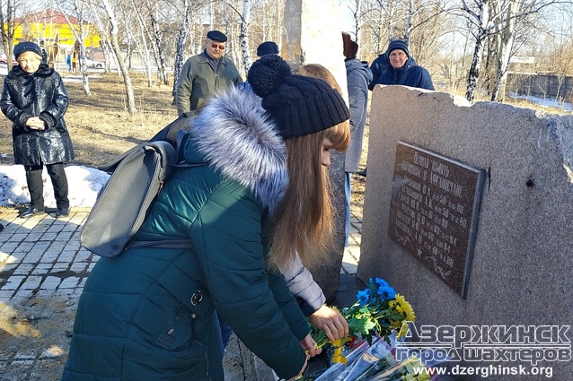 Учащиеся Торецкого профессионального лицея возложили цветы к памятному знаку воинам интернационалистам