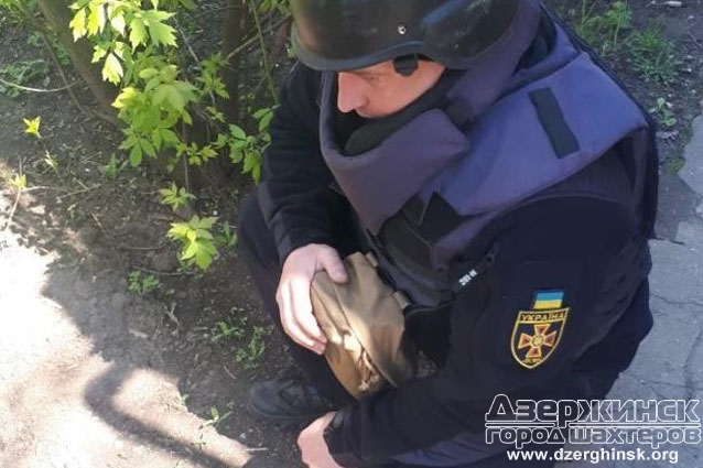 Житель Мариуполя нашел гранату во дворе многоэтажки
