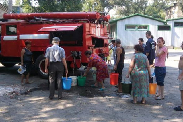 Спасатели подвозят воду населению Донбасса, которое осталось без водоснабжения
