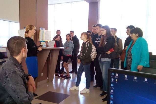 Школьникам Торецка провели экскурсию в центре оказания административных услуг