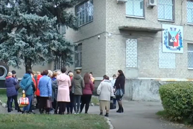 Школу № 21 в поселке Щербиновка пообещали не закрывать