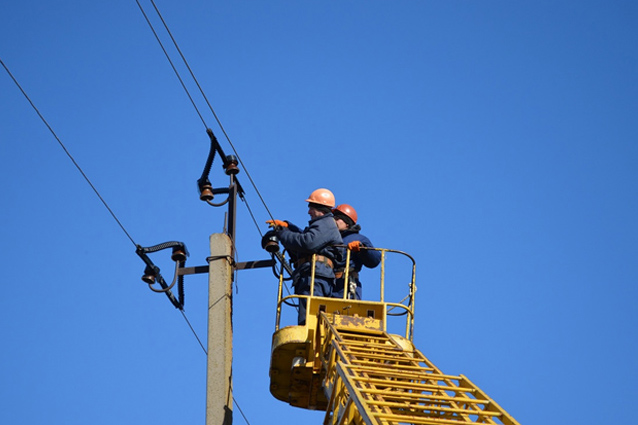 ДТЭК Донецкие электросети вернул свет жителям 140 домов прифронтового поселка Луганское