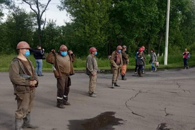 На Донетчине горняки перекрыли трассу: требуют погасить долг по зарплате