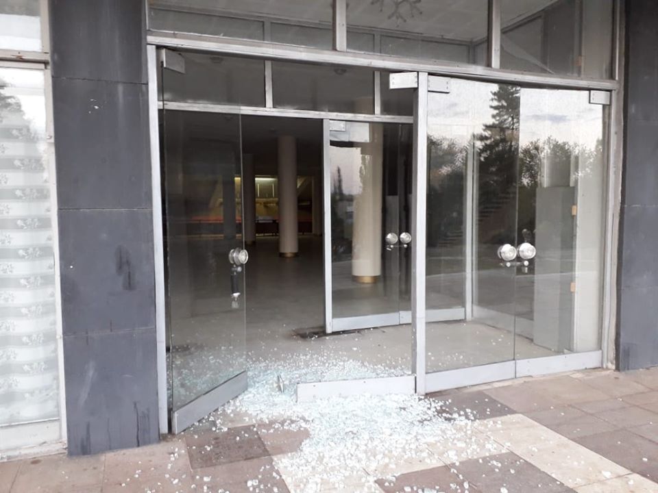Вандалы разбили стеклянные двери в ДК 