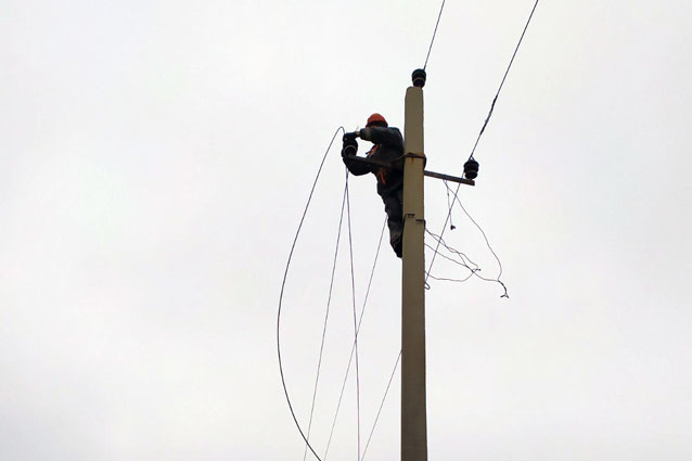ДТЭК Донецкие электросети вернул свет для 150 жителей прифронтового поселка Луганское