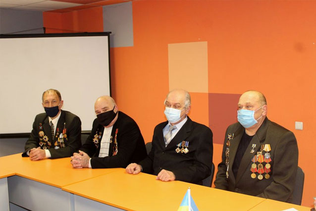 Глава Торецкой ВГА провел встречу с чернобыльцами и возложил цветы к памятному знаку