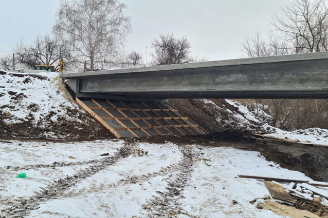 Продолжаются работы по восстановлению моста через реку Кривой Торец в пгт Щербиновк