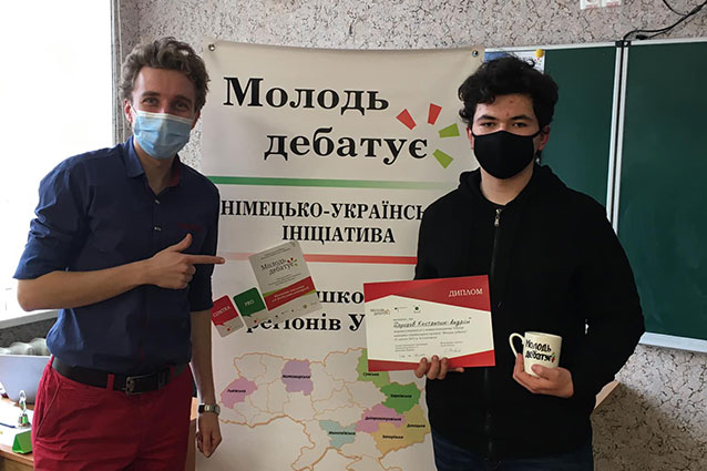 Паспорт вакцинации и доступ к онлайн-обучению: школьники со всей Украины готовятся к финалу Всеукраинского проекта «Молодежные дебаты»
