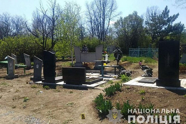 В Верхнеторецком на кладбище подорвался мужчина