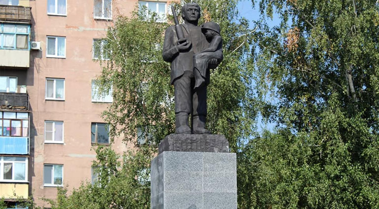 В ответ на критику, Торецкой ВГА поручили доработать памятник «От поколений к поколениям»