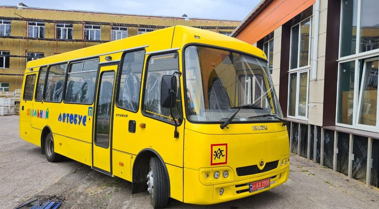 В Торецк для подвоза детей передали школьный автобус