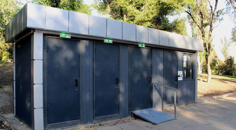 В Центральном городском парке Торецка открыли общественный туалет, который будет работать по графику