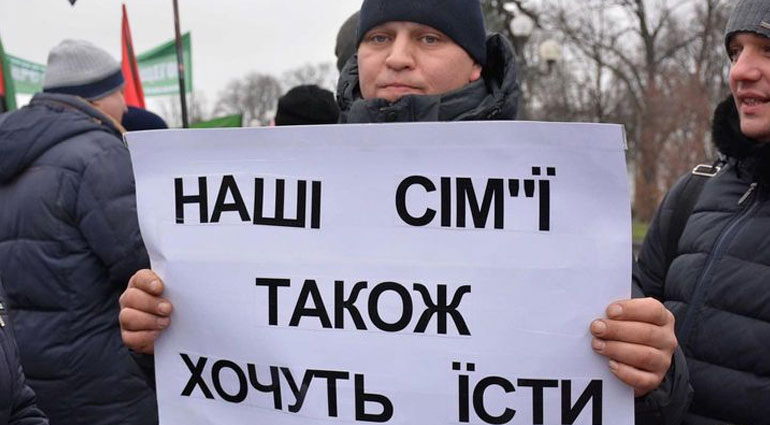 Горняки двух шахт на Донбассе продолжают акцию протеста