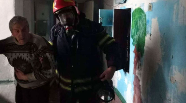 В Торецке в многоэтажном доме произошел пожар: Спасли пожилого мужчину