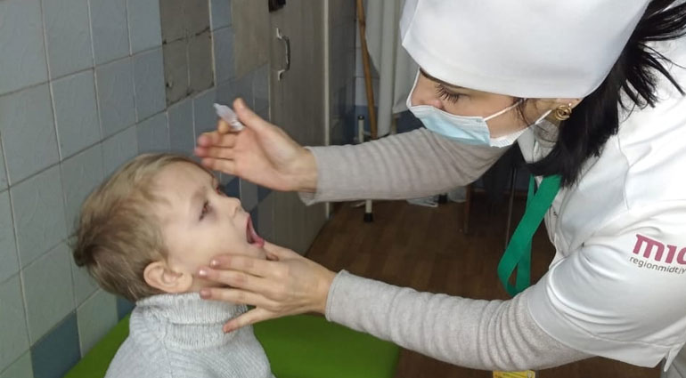 Полио вернулся в Украину. Не привитым детям грозит неизлечимый паралич.