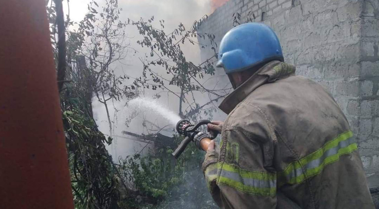 В результате очередного обстрела города Торецк произошло возгорание частного жилого дома