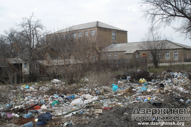 Мусорная свалка возле школы-гимназии