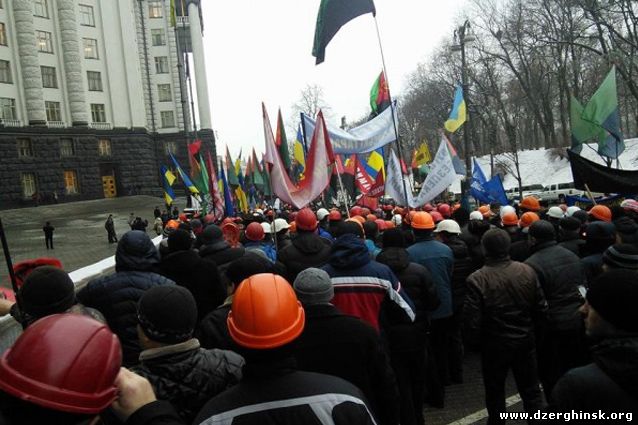 Под Кабмином более 500 шахтеров требовали встречи с Яценюком