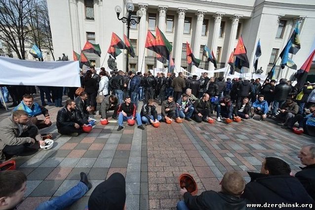 Какие шахтеры - пиар дороже. Депутаты далеки от проблем общества