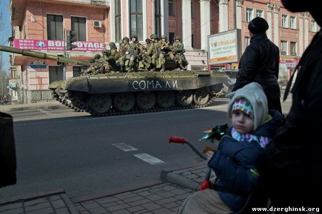 Донбасс на грани мира готовится к войне