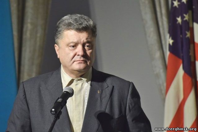 Порошенко поддержал петицию об изъятии русского текста в паспорте
