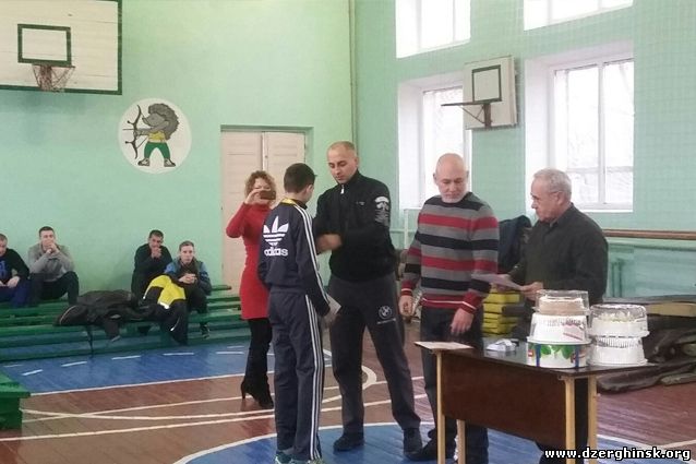 На базе СОШ №3 прошли городские соревнования по прыжкам в высоту памяти Цапкова В.Е.