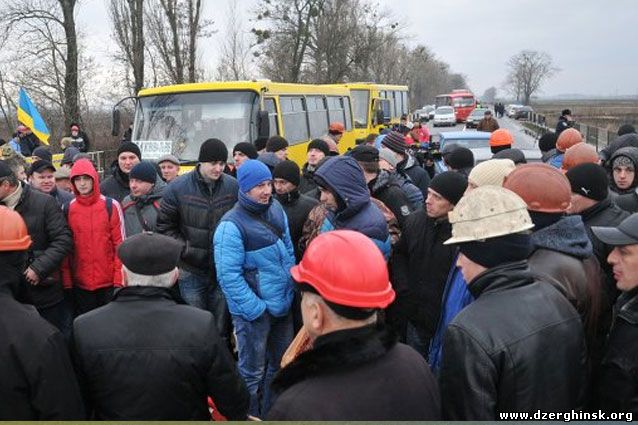 Шахтеры проводят круглосуточную блокаду трассы во Львовской области
