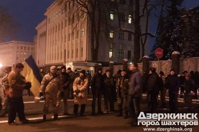 Жители Кривого Рога заблокировали администрацию Порошенко