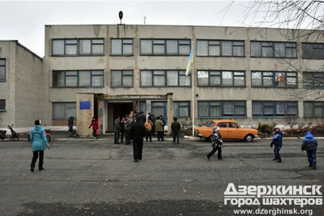 В школе Докучаевска взорвался снаряд, ранены семь детей