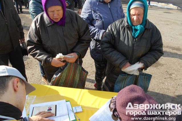 Волонтеры Штаба Рината Ахметова доставили гуманитарную помощь в поселки Курдюмовка и Кирово